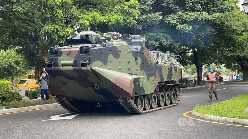 颱風璨樹逐步逼近台灣,東部首當其衝。國軍為強化災防效能,11日派遣2輛海軍陸戰隊AAV7兩棲突擊車,進駐宜蘭縣蘇澳鎮公所前待命。中央社記者沈如峰宜蘭縣攝 110年9月11日