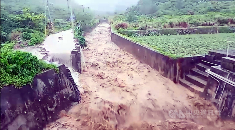 颱風璨樹暴風圈11日清晨起籠罩蘭嶼,中央氣象局蘭嶼氣象站表示,蘭嶼整個白天都在暴風圈內,中午時曾經出現12級陣風;當地累積雨量至晚間6時已達115毫米,許多溪流溪水暴漲。(民眾提供)中央社記者盧太城台東傳真 110年9月11日