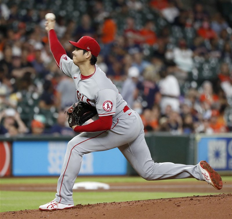 大谷翔平10日投3.1局丟6分吞敗,想達成單季勝投、全壘打數都達兩位數的百年紀錄還得再等。(共同社)