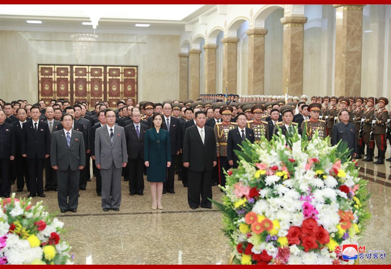 北韓中央通信社報導金正恩與夫人李雪主9日前往祖父金日成及父親金正日的陵墓錦繡山太陽宮參謁,並附上現場照片。(圖取自北韓中央通訊社網頁kcna.kp)