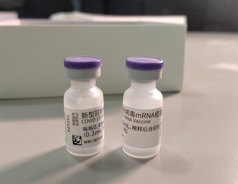 德國藥廠BioNTech表示,適用5至11歲兒童用疫苗臨床實驗結果良好,將在未來幾週向各國申請許可,10月有望上市。圖為2日首批抵台的BNT疫苗。(衛福部食藥署提供)