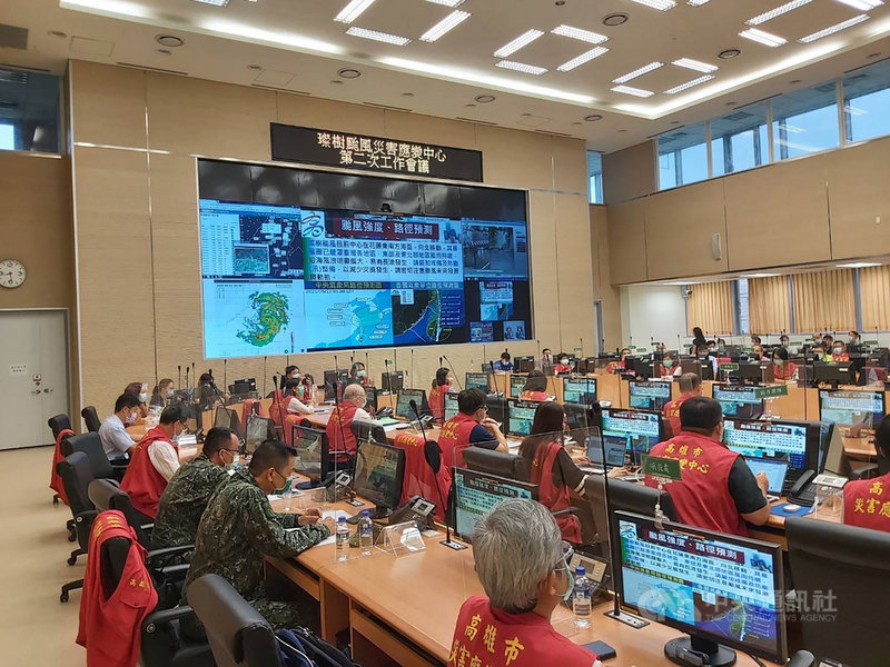 颱風璨樹暴風圈開始籠罩全台,高雄市災害應變中心仍維持一級開設,12日上午召開第二次工作會議,聚焦山區整備防災工作。(高雄市政府提供)中央社記者蔡孟妤傳真 110年9月12日
