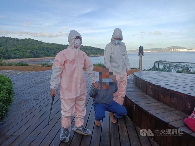 海巡署金馬澎分署金門岸巡隊人員12日在金門烈嶼鄉埔頭岸際查獲1名中國籍非法入境男子,依中央防疫程序處置後送辦。(金門岸巡隊提供)中央社 110年9月12日