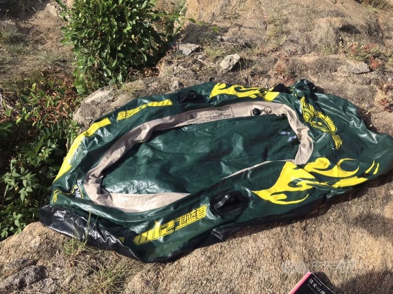 海巡署金馬澎分署金門岸巡隊人員12日在金門烈嶼鄉埔頭岸際查獲1名中國籍非法入境男子,他聲稱嚮往台灣的自由民主而乘橡皮艇偷渡金門。全案依中央防疫程序處置後送辦。(金門岸巡隊提供)中央社 110年9月12日