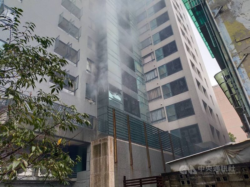 台中市北區一棟18樓高的住宅大樓12日下午發生火警,消防局獲報到場搶救,火勢在半小時內撲滅,並順利協助7人脫困,初步調查疑為延長線電線走火釀災。(台中市消防局提供)中央社記者蘇木春傳真 110年9月12日
