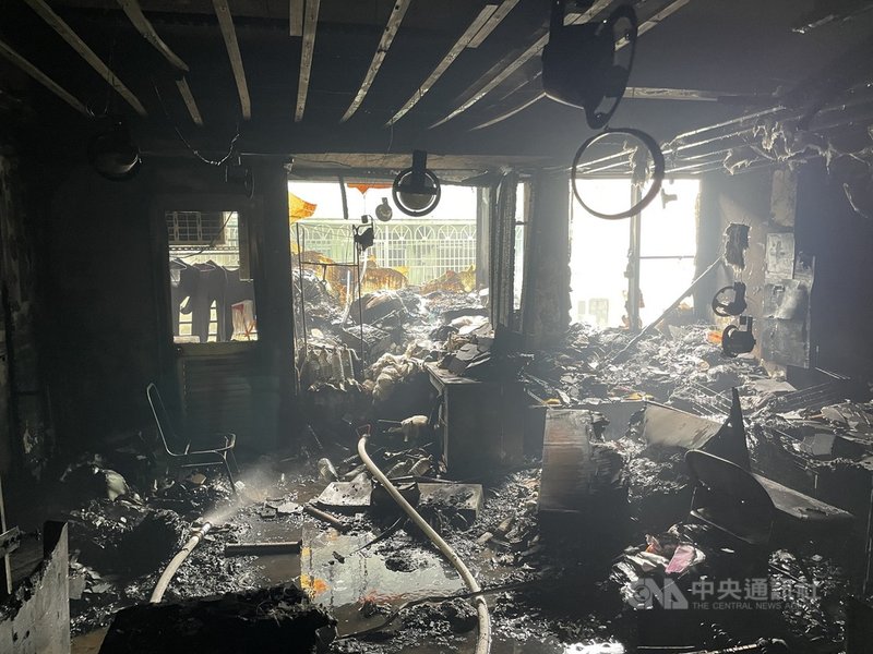 台中市北區一棟18樓高的住宅大樓12日下午發生火警,消防局獲報到場撲滅,並順利協助7人脫困,起火的住宅被燒得一片焦黑。(台中市消防局提供)中央社記者蘇木春傳真 110年9月12日