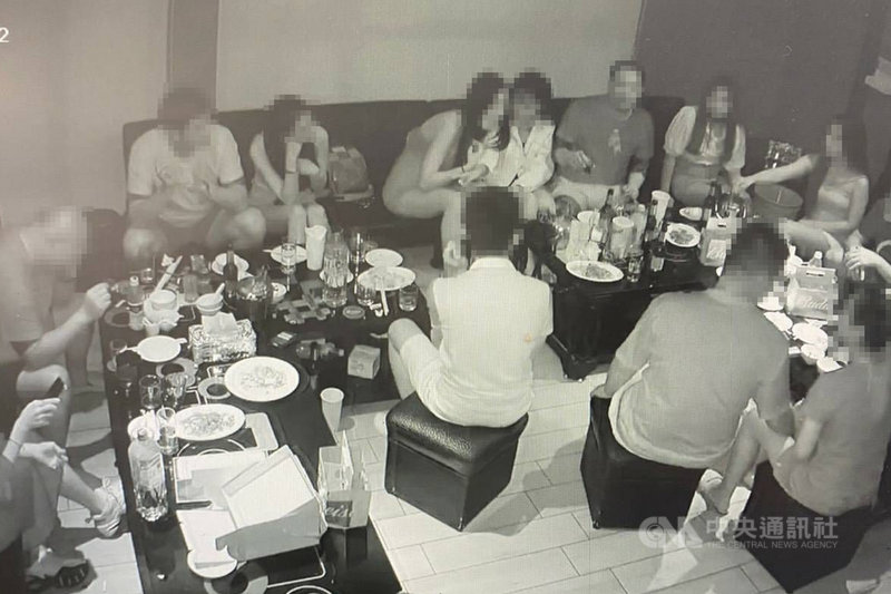 台南市安平區一家餐酒館遭人檢舉疑似違反防疫規定,以外叫女陪侍方式提供顧客陪酒服務,警方11日前往查獲5名女子坐檯陪酒,訊後依違反防疫規定移送衛生局,將裁罰新台幣6萬元以上、30萬元以下。(讀者提供)中央社記者楊思瑞台南傳真 110年9月12日