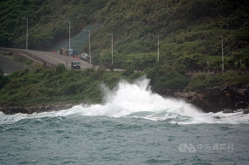 颱風璨樹襲台,公路省道部分包含蘇花及蘇花改等5路段預警性封閉;台鐵東部幹線各級對號列車停駛至晚間6時止。(中央社檔案照片)