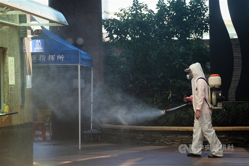 新北幼兒園群聚延燒至某社區,為圍堵疫情,指揮中心成立專案,該社區自主健康管理的18歲以上住戶無論是否預約,13日都可在指定時間到專門的接種站施打疫苗。圖為9日社區大樓消毒。(中央社檔案照片)