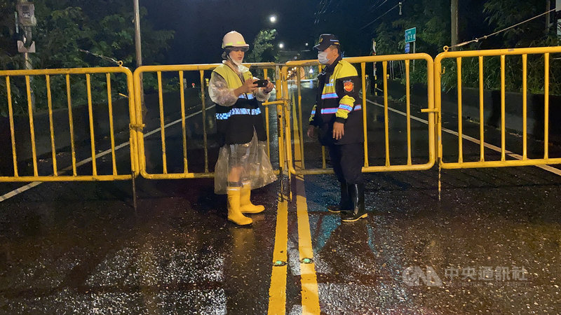 因颱風璨樹預警性封路的中橫台8線公路,預估暴風圈影響將逐漸減緩,12日上午10時解除關原至太魯閣路段封路,開放通車。(新城警分局提供)中央社記者李先鳳傳真 110年9月12日
