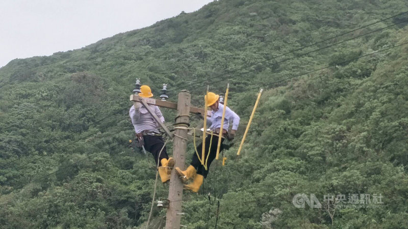 颱風璨樹襲台,造成多處停電,特別是蘭嶼發生大規模停電,台電人員攀上電線桿搶修。(台電提供)中央社記者梁珮綺傳真 110年9月12日