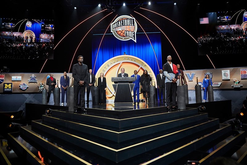 美國籃球名人堂11日正式歡迎2021年新成員入列,美國職籃NBA前球星皮爾斯、波許、華勒斯、韋柏,還有以教練身分入選的羅素等。(圖取自twitter.com/Hoophall)