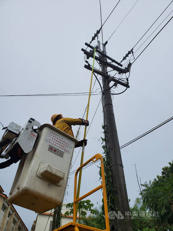 颱風璨樹襲台,造成多處停電,圖為台電人員針對蘭嶼停電事故進行搶修。(台電提供)中央社記者梁珮綺傳真 110年9月12日