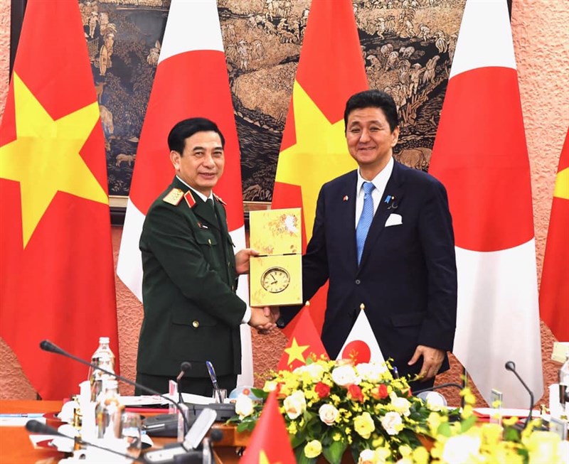日本防衛大臣岸信夫(右)正在越南訪問,他11日跟越南國防部長潘文江會談時不忘提到台灣。(圖取自facebook.com/mod.japn)