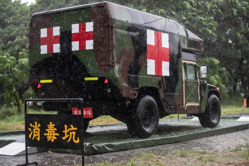 國軍第4作戰區於臺南地區實施「生物疫病醫療演練」,化學兵部隊檢測車輛到場進行環境偵測,再由身著全套防護衣的人員進入現場搶救傷患。(軍聞社提供)
