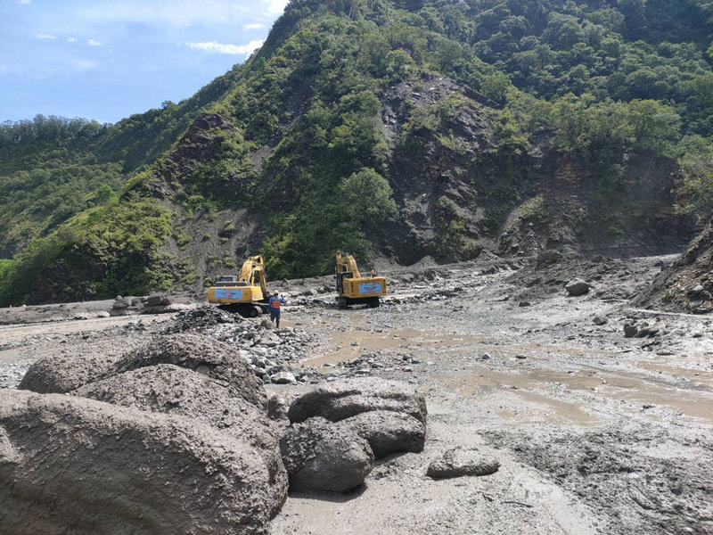 高雄桃源區明霸克露橋便道12日再遭土石流掩埋約200公尺,施工單位預計20日前搶通涵管便道。(公路總局第三區養護工程處提供)中央社記者蔡孟妤傳真 110年9月13日