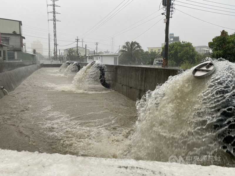 受西南風影響,高雄岡山13日上午1小時累積雨量逾70毫米,易淹區域潭底社區的抽水機組上午10時10分啟抽,未傳出淹水災情。(高雄市水利局提供)中央社記者蔡孟妤傳真 110年9月13日