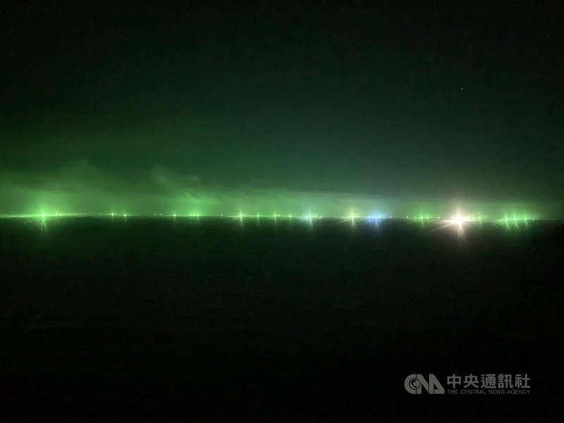 鎖管捕撈季到,馬祖受周邊漁船綠色光害影響,有時連岸上也被照得燈火通明,民眾戲稱馬祖極光。圖為8日北竿大坵島海上狀況。中央社記者邱筠攝 110年9月13日
