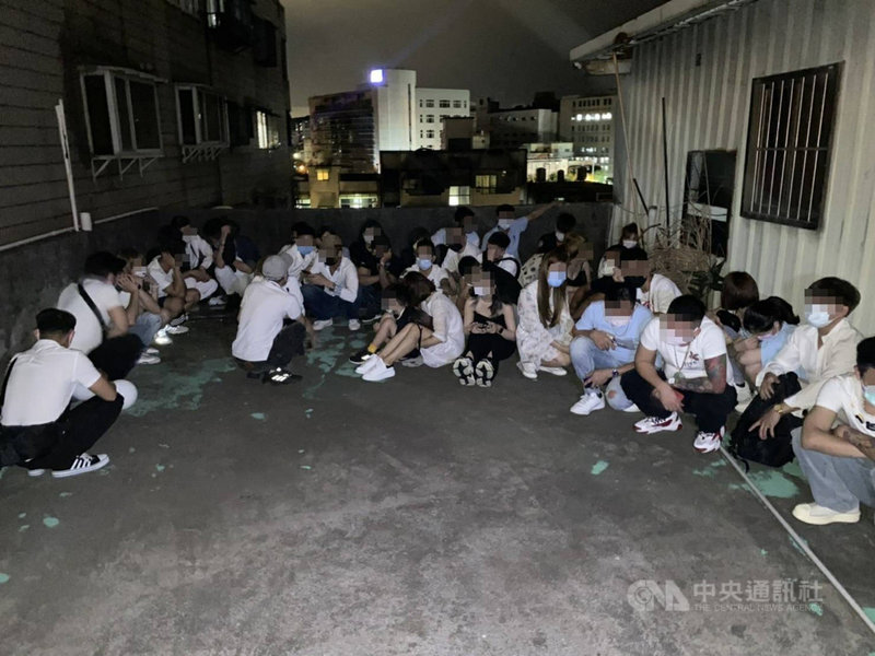 桃園市政府警察局桃園分局13日指出,12日在桃園區查獲一起近百名移工違反防疫規定聚餐案,其中更查獲伍姓、黃姓男性失聯移工及伍姓逾期居留女移工。(桃園市警局桃園分局提供)中央社記者吳睿騏桃園傳真 110年9月13日