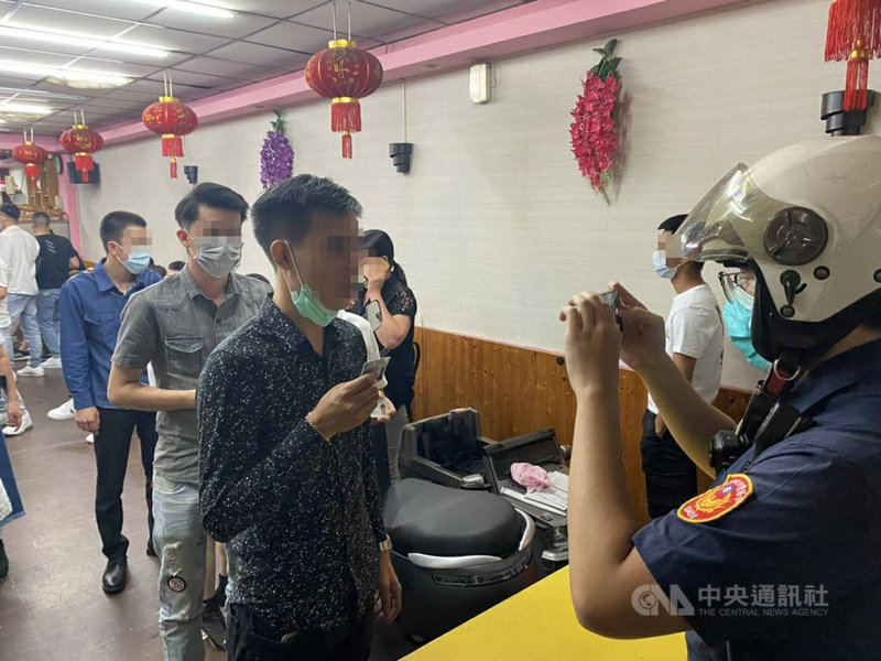 桃園市政府警察局桃園分局13日指出,12日在桃園區查獲近百名移工在餐廳群聚,明顯違反COVID-19(2019冠狀病毒疾病)防疫規定,警方現場製作紀錄表,移請相關單位裁處。(桃園市警局桃園分局提供)中央社記者吳睿騏桃園傳真 110年9月13日