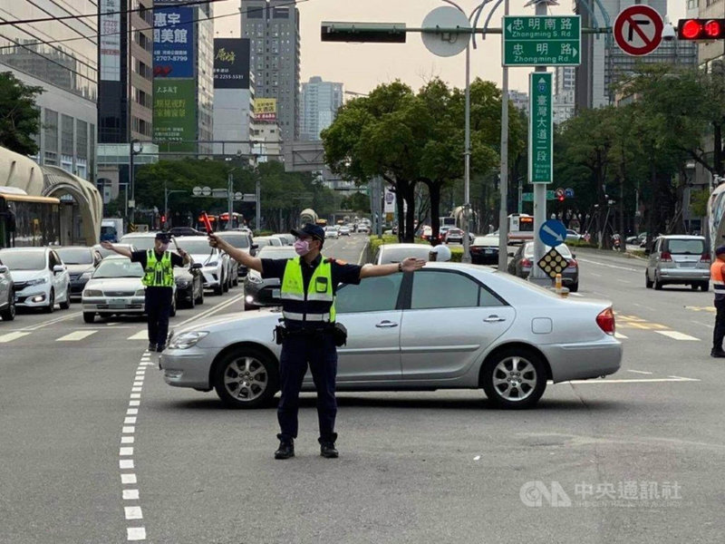 中秋節連假將至,警政署13日表示,因應各地將湧現返鄉過節及旅遊的人、車潮,警方除對轄內各高速公路連絡道、觀光景點及易壅塞路段,預先規劃交通疏導,也將強力執法嚴防酒駕。(警政署提供)中央社記者黃麗芸傳真 110年9月13日