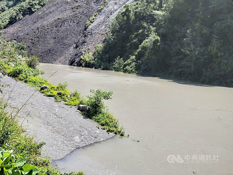 新竹縣尖石鄉秀巒村白石溪右岸邊坡13日發生崩塌意外,造成白石溪堵塞,土石淹沒竹60線道路,為保護附近住民,已讓沿溪的5間住戶、與秀巒國小師生等進行撤離。(新竹縣政府提供)中央社記者郭宣彣傳真 110年9月13日