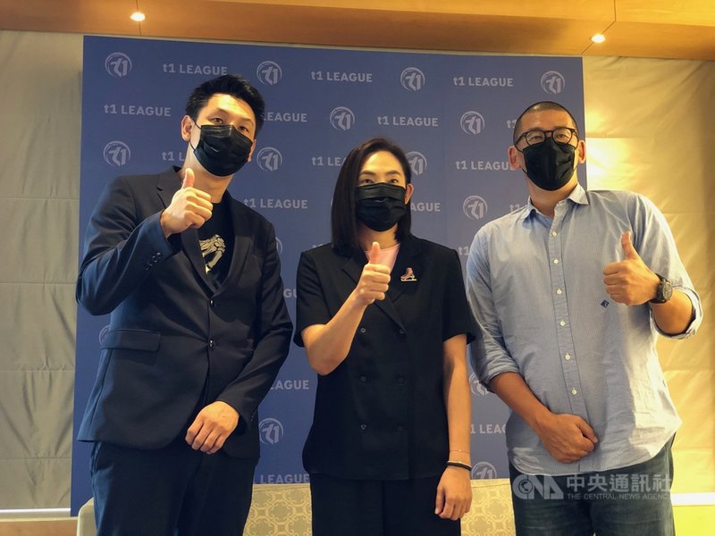 台灣職籃T1聯盟13日舉辦媒體茶敘,會長錢薇娟(中)、新任秘書長張運智(右)、賽務長賈凡(左)現身分享聯盟願景與目標。中央社記者黃巧雯攝 110年9月13日