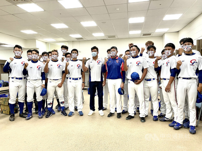 U23世界盃棒球賽中華隊14日安排出發前採檢、15日晚間出發前往墨西哥,13日與全運會台北市隊交流賽賽前,中華民國棒球協會理事長辜仲諒(前左5)也到場勉勵球員,詳細詢問防疫細節。中央社記者謝靜雯攝 110年9月13日