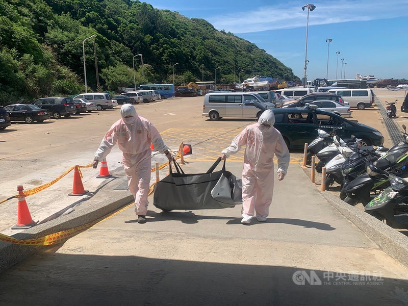 馬祖岸巡隊13日執行勤務,在北竿芹壁灘岸發現1隻死亡海豚,研判為露脊鼠海豚,因豚體完整具研究價值,由岸巡巡邏組人員著防護裝備處理豚體,協調交通船運至南竿,以利後續進行學術研究。(海巡署金馬澎分署提供)中央社記者邱筠馬祖傳真 110年9月13日