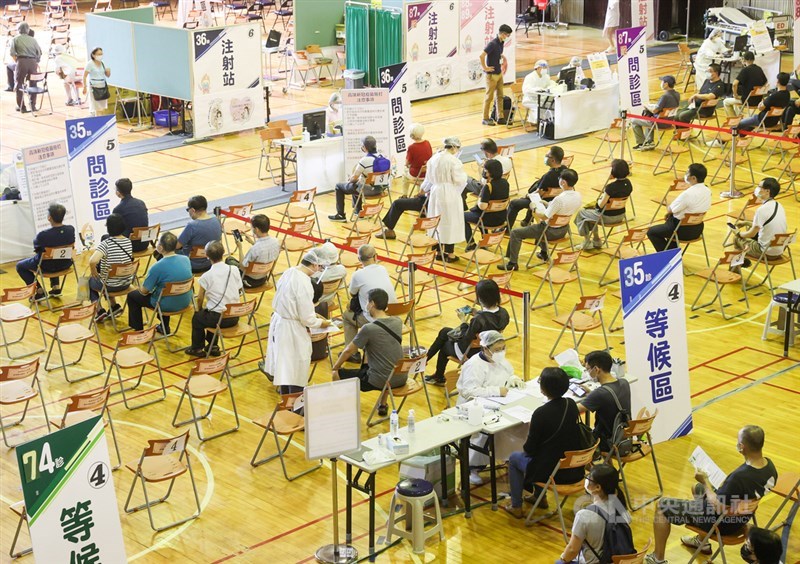 專家預測COVID-19將走向輕症化,指揮中心專家諮詢小組召集人張上淳認同此觀點,但提醒仍應積極打疫苗。圖為台大醫學院體育館接種站。(中央社檔案照片)