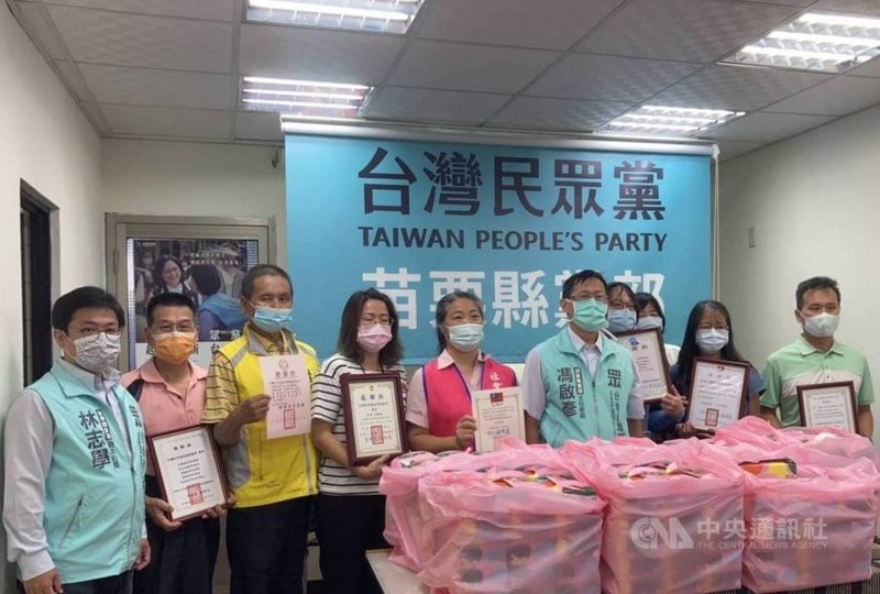民眾黨苗栗縣黨部及立委賴香伶服務團隊13日號召地方幹部團購愛心月餅捐贈弱勢團體,縣黨部主委馮啟彥(右5)表示,希望從公益出發,扎根苗栗,對於2022地方選舉,民眾黨不會缺席。(民眾黨苗栗縣黨部提供)中央社記者管瑞平傳真 110年9月13日