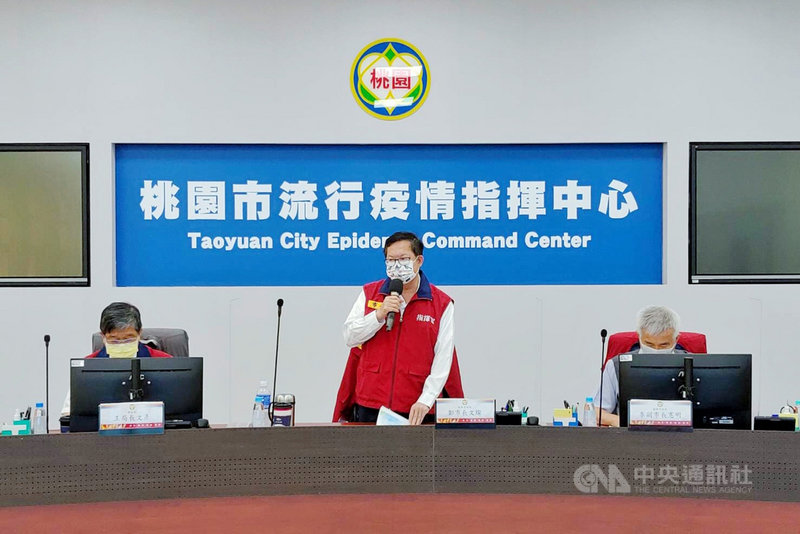 桃園市長鄭文燦(中)13日上午在COVID-19防疫專案會議中表示,新北市幼兒園群聚感染事件延伸至桃園市一對夫妻確診案,桃園市目前共匡列31人進行採檢。中央社記者吳睿騏桃園攝 110年9月13日
