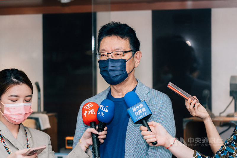 針對前立委黃國昌要求辭去媒體職務,中廣董事長趙少康(右)13日表示,黃國昌應去管管民進黨及親綠媒體。 (趙少康辦公室提供)中央社記者王承中傳真 110年9月13日