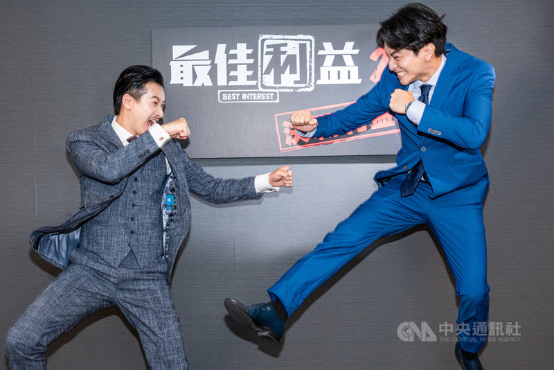 演員邱凱偉(左)、楊銘威(右)以「我的婆婆怎麼那麼可愛」兄弟檔,雙雙入圍金鐘獎戲劇節目男配角獎,2人也一起出演「最佳利益2」。(群之噰傳播有限公司提供)中央社記者葉冠吟傳真 110年9月13日