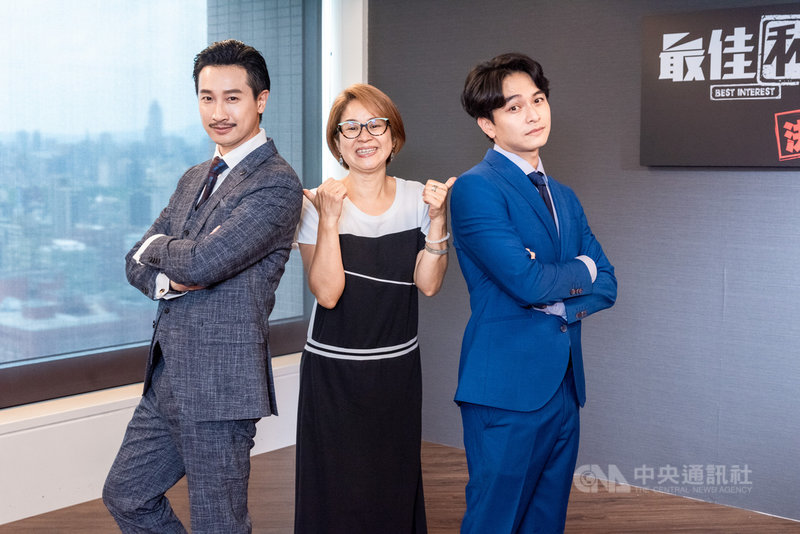 演員邱凱偉(左)、楊銘威(右)以「我的婆婆怎麼那麼可愛」入圍金鐘男配角獎,讓「我的婆婆怎麼那麼可愛」和「最佳利益」製作人陳慧玲(中)很開心。(群之噰傳播有限公司提供)中央社記者葉冠吟傳真 110年9月13日