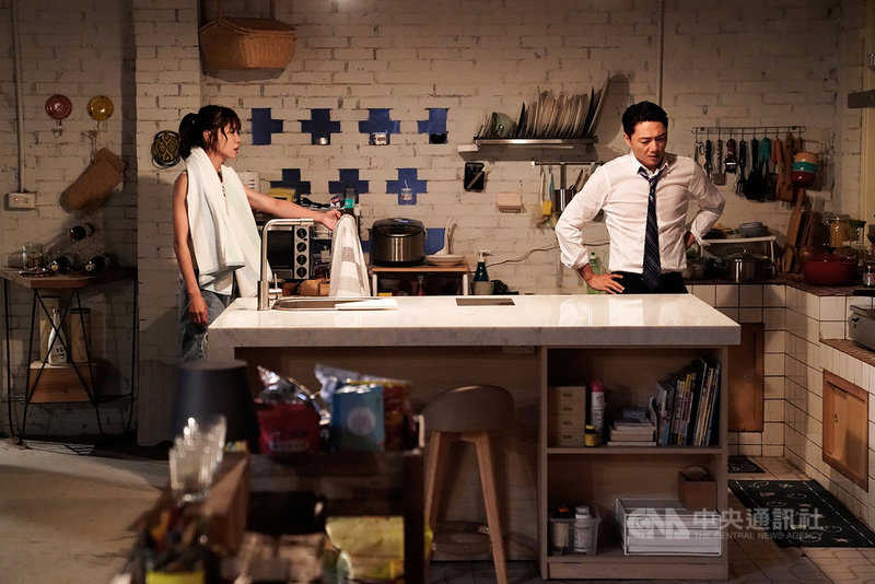 戲劇「俗女養成記2」中,「森玲CP」在颱風夜中爭執分手橋段,演員謝盈萱(左)和藍葦華(右)國台語雙聲道吵架戲,3個鏡位一氣呵成拍攝完成。(華視、CATCHPLAY提供)中央社記者葉冠吟傳真 110年9月13日