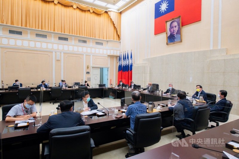 行政院長蘇貞昌(後右4)13日召開擴大防疫會議時表示,多數地方政府已連續多天零確診,就二級警戒下的管制措施,建議指揮中心考量國人生活上的便利性及民眾生計上的便利性,適度鬆綁相關指引規範。(行政院提供)中央社記者陳俊華傳真 110年9月13日