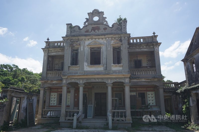 金門縣定古蹟后宅王金城洋樓,是金門僑匯建築最盛時期洋樓代表,屋頂上是以中西合併建構的山頭,具「中華民國廿一年」興建字號。修復工程將於29日展開,未來肩負活絡村落使命。中央社記者黃慧敏攝 110年9月13日
