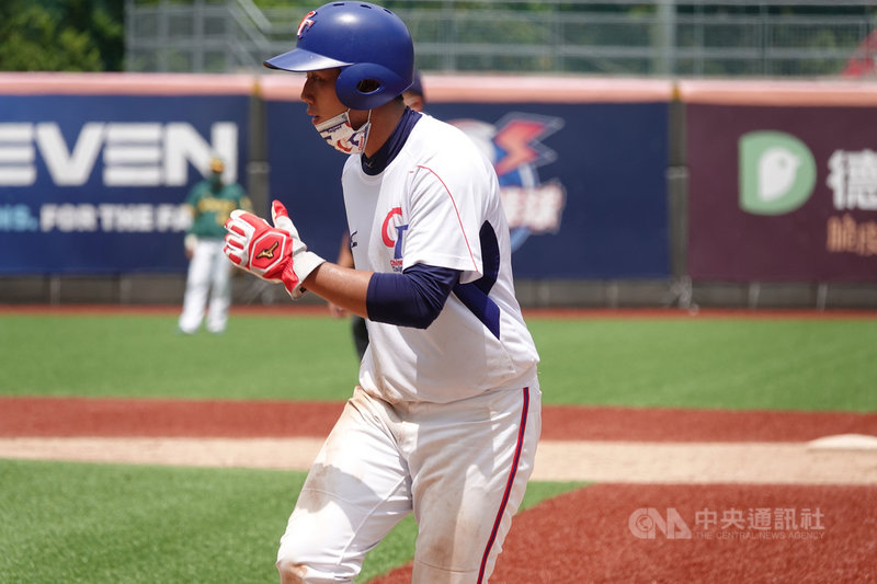 U23世界盃棒球賽中華隊出發前與全運會台北市隊打2場交流賽,總教練吳思賢表示,第1棒曾宸佐、第2棒李亦崴(圖)狀況算不錯,李亦崴13日比賽單場敲2安、為內野工具人,是教練團心中的活棋。中央社記者謝靜雯攝 110年9月13日