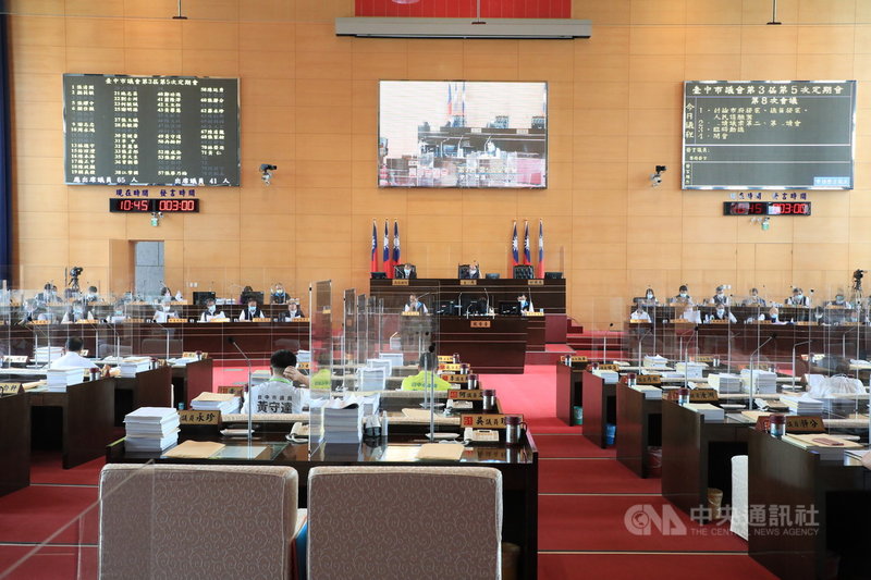 台中市議會13日在定期會中審議「台中電廠新建燃氣機組計畫─建廠前置促協金」案,引發藍綠議員激戰,討論結果最後未獲通過。中央社記者郝雪卿攝 110年9月13日