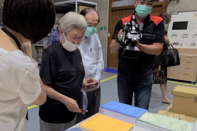 前台灣獨立建國聯盟主席張燦鍙(右2)與前獨盟歐洲本部主席何康美(右3)13日將一批海外台獨運動檔案資料捐給國立台灣歷史博物館。(讀者提供)中央社記者楊思瑞台南傳真 110年9月13日