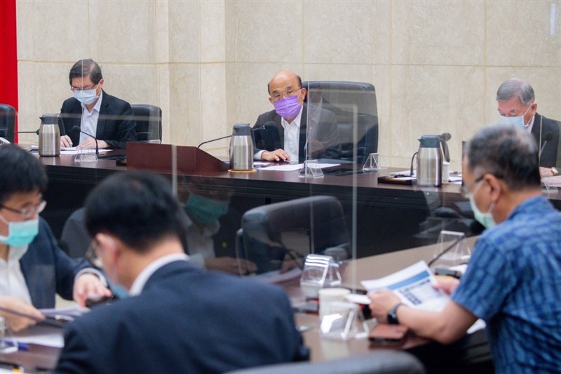 行政院長蘇貞昌(後中)13日召開擴大防疫會議,針對新北市某校園及社區疫情、疫苗施打情形,以及二級警戒下相關管制措施等議題進行討論。(行政院提供)中央社記者陳俊華傳真 110年9月13日