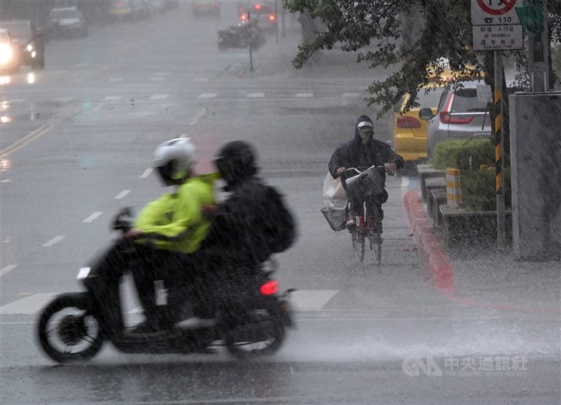 氣象局13日上午發布台南市、高雄市及屏東縣大雨特報。中央社記者鄭傑文攝 110年9月12日