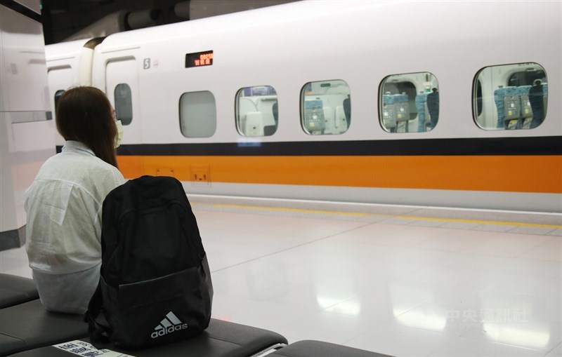 台灣高鐵宣布,10月8日至12日國慶疏運期間,再增開12班列車,9月25日凌晨起開放訂購。(中央社檔案照片)