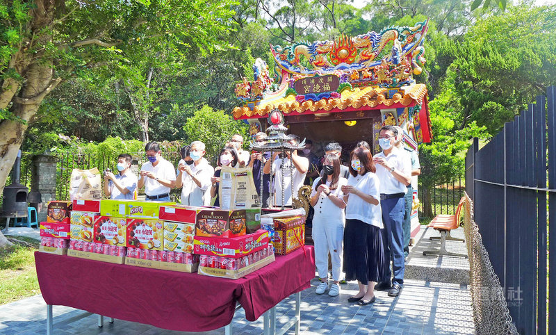 台北城市科技大學13日開學,學校主管前往位於校門口的關渡埔頂福德宮參拜,期盼學生在疫情期間能放心學習。(城市科大提供)中央社記者許秩維傳真 110年9月13日