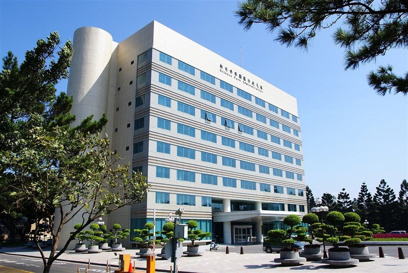 受惠5G、高效能運算等新興科技應用成長,三大科學園區上半年營業額達新台幣1兆7128.28億元,年成長25.2%。圖為竹科工業園區管理局行政大樓。(圖取自維基共享資源;作者Peellden,CC BY-SA 4.0)