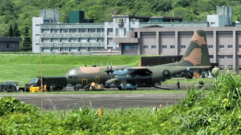 漢光37號演習13日展開,空軍幻象戰機與F-16V型戰機飛往東部進行「戰力保存」及後續「戰力部署及支援」;C-130運輸機(圖)也起落進行整補作業。(民眾提供)中央社記者李先鳳傳真 110年9月13日