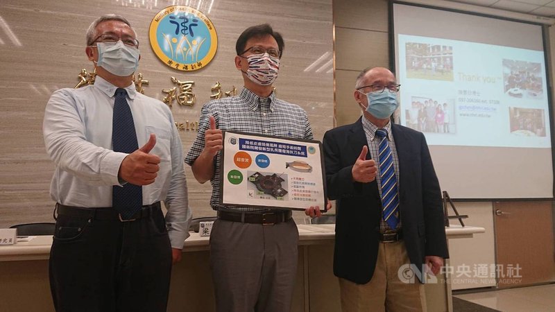 國家衛生研究院開發新型乳房腫瘤海扶刀系統,13日上午發表成果,國衛院院長梁賡義(右)、生醫工程與奈米醫學研究所特聘研究員楊重熙(左)、研究員陳景欣(中)出席。中央社記者陳婕翎攝 110年9月13日