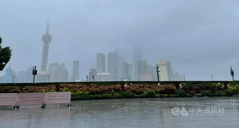 颱風璨樹與上海的距離越來越近,圖為上海外灘,受到雨勢影響,建築都籠罩在一片霧濛濛的水氣中。外灘觀景台也預防性封閉。中央社記者吳柏緯上海攝 110年9月13日