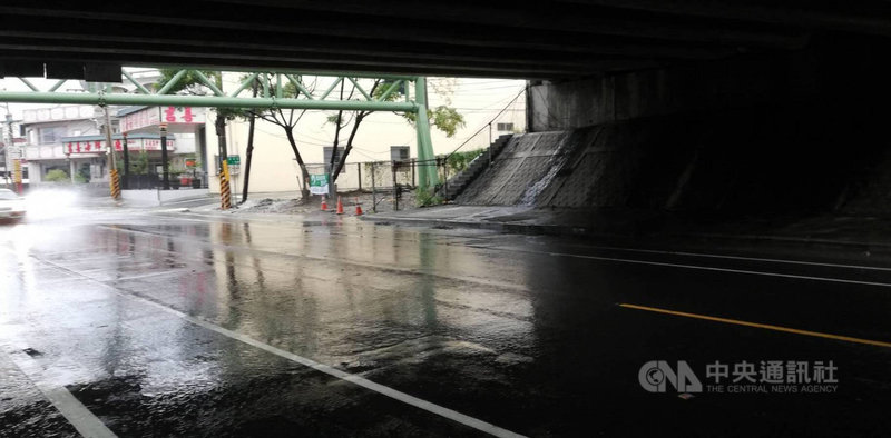 高雄岡山區13日上午1小時累積雨量逾70毫米最多,水利署發布一級淹水警戒。以往逢雨易淹的嘉峰路高速公路涵洞,並無出現積淹水情形。(高雄市水利局提供)中央社記者蔡孟妤傳真 110年9月13日